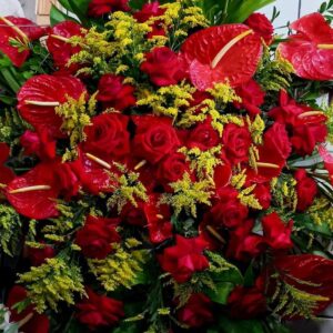 Coroa de Flores Nobres Vermelhas Antúrio e Rosas Vermelhas Aberta e Tango