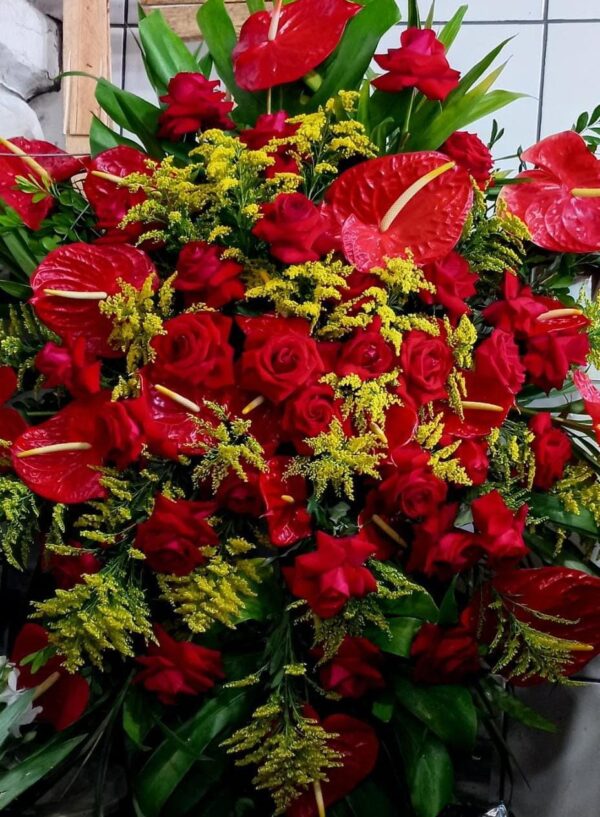 Coroa de Flores Nobres Vermelhas Antúrio e Rosas Vermelhas Aberta e Tango