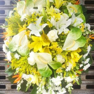 Coroa Pequena Lírio Branco e Amarelo  Antúrio Tango