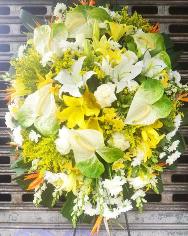 Coroa Pequena Lírio Branco e Amarelo  Antúrio Tango