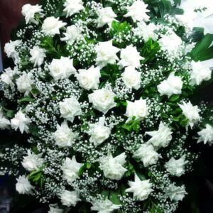 Coroa de Flores com Rosas Brancas e Branquinha