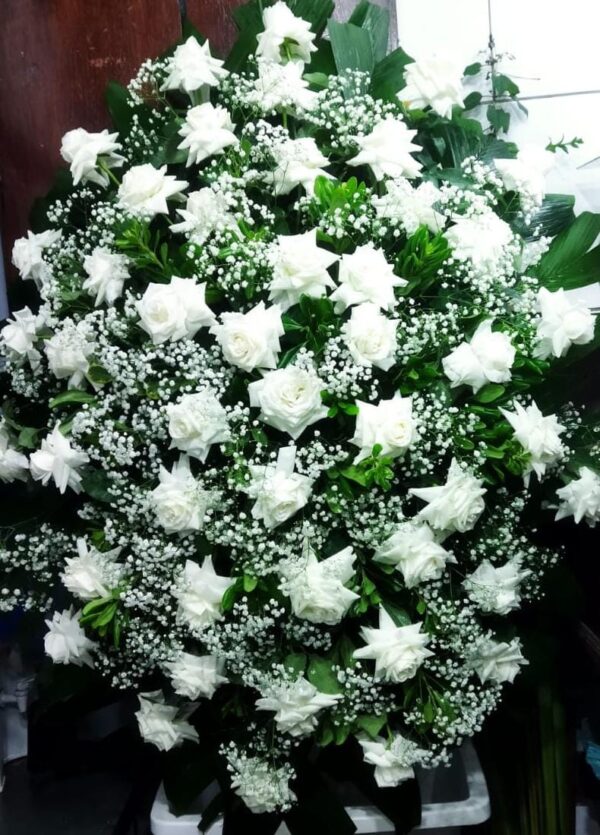 Coroa de Flores com Rosas Brancas e Branquinha