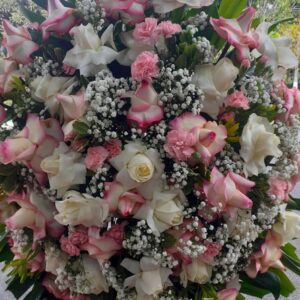 Coroa de Flores Nobres Rosas Brancas e Rosa Cor de Rosa Folhagens e Egipsofila Costela de Adão