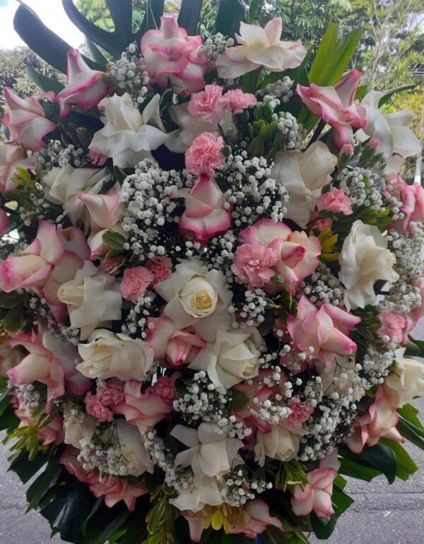Coroa de Flores Nobres Rosas Brancas e Rosa Cor de Rosa Folhagens e Egipsofila Costela de Adão