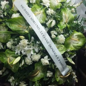 Coroa de Flores Branca Nobre com Antúrio entre Outras Flores