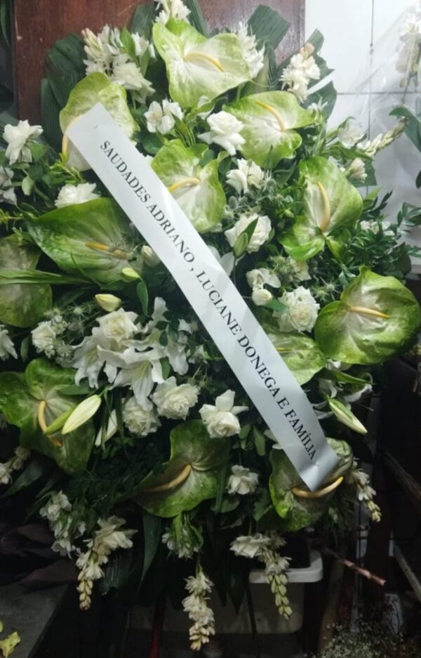 Coroa de Flores Branca Nobre com Antúrio entre Outras Flores