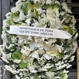 Coroa de Flores Brancas com Lírios Antúrios Egipsofila
