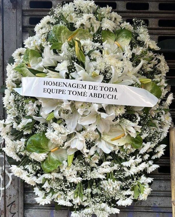 Coroa de Flores Brancas com Lírios Antúrios Egipsofila
