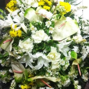 Coroa de Flores Branca e Amarelo Nobre