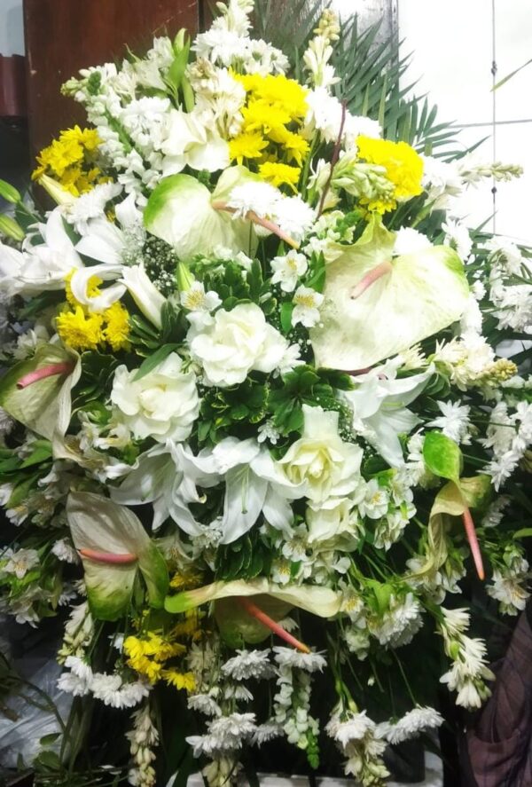 Coroa de Flores Branca e Amarelo Nobre
