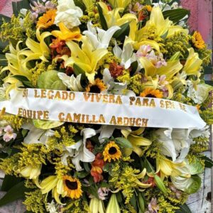 Coroa de Flores Nobres Lírio Braco e Amarelo Astromelias Rosa e Entre Outras Flores