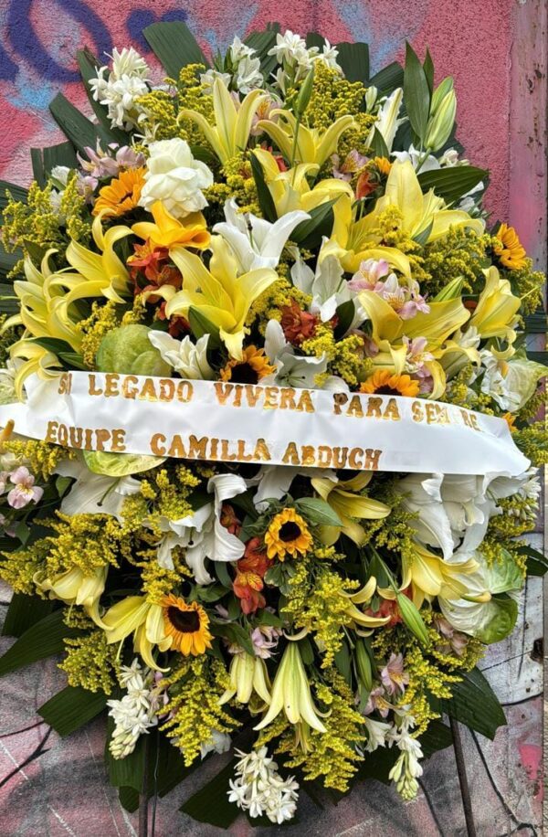 Coroa de Flores Nobres Lírio Braco e Amarelo Astromelias Rosa e Entre Outras Flores