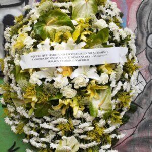 Coroa de Flores Branco e Amarelo com Flores Crissantemo Anturio Branco e Lírio Branco e Amarelo