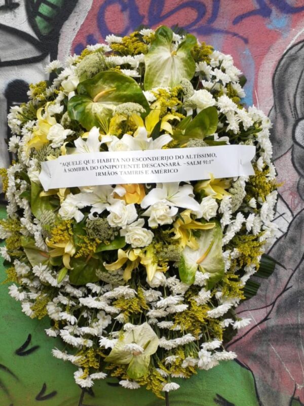 Coroa de Flores Branco e Amarelo com Flores Crissantemo Anturio Branco e Lírio Branco e Amarelo